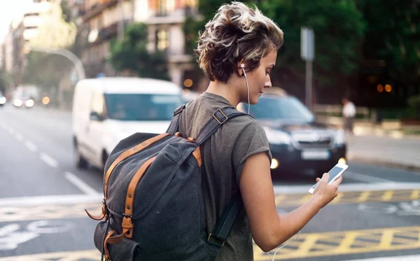 Estudiante Chica Usinf Smartphone Para Encontrar Dirección Del Albergue Joven Fotos de stock