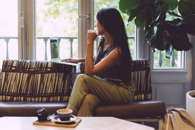 Modern Asya iş kadını iş e-postaları bir kafede otururken yazmakta olduğunu. Uluslararası öğrenci kız sahip bir kafede break süre taşınabilir bir bilgisayar tarafından yeni bir proje üzerinde çalışıyor. 