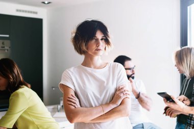 Genç iş kadını, işletme promosyonu ve gelişimi için yeni fikirler düşünüyor. Profesyonel satış müdürü yeni ürün tanıtımı için yeni satış stratejisi sunuyor.
