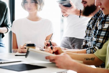 Takım uzman tartışmanın yeni BT proje. Genç Girişimciler sonraki yıl için iş stratejisi oluşturmak üzere şirketin önceki yıl rapor analiz.