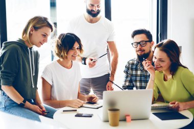 Uluslararası öğrenciler online izlediler sahası üstünde a laptop görüşüyorlar. Grup genç hipsters ortakları ile çevrimiçi toplantı sırasında yeni iş fikirleri tartışmak. 