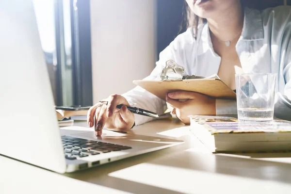 Foto Una Joven Estudiante Trabajando Portátil Casa Día Soleado Foto —  Fotos de Stock