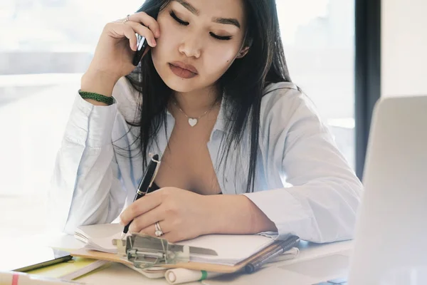 Young Digital Marketing Specialist Making Business Calls Smartphone Home Office — Stock Photo, Image