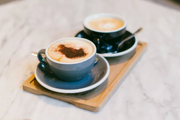 Dva Šálky Cappuccino Skořicí Kladen Stolku Pozdní Snídaně Káva Pro — Stock fotografie