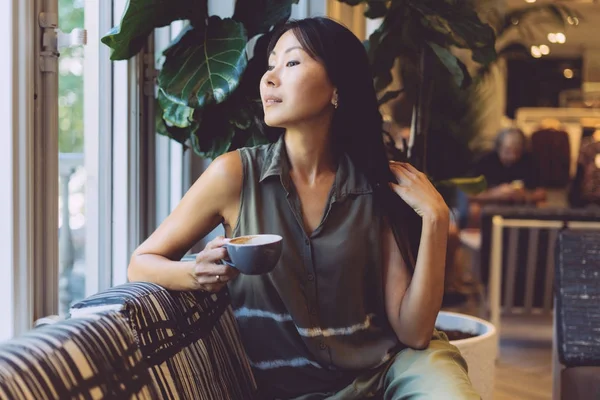 Attraktiv Asiatisk Jente Med Langt Mørkt Hår Nyter Morgenkaffe Mens – stockfoto