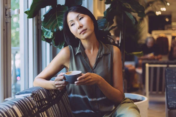 Vakker Asiatisk Jente Med Langt Mørkt Hår Nyter Morgenkaffe Mens – stockfoto