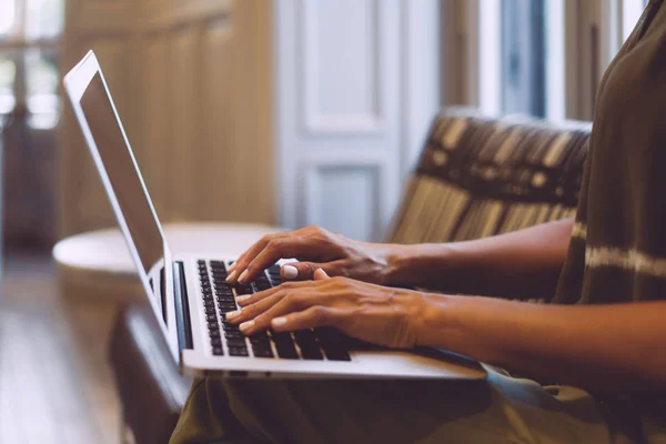Posta Bir Taşınabilir Bilgisayar Klavyede Yazarak Bir Bayanın Atış Kapatın — Stok fotoğraf