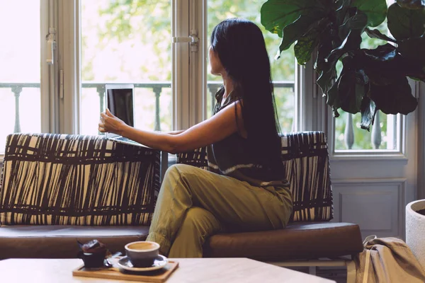 Moderne Asiatisk Kvinne Handler Nettet Mens Hun Sitter Kafe Med – stockfoto