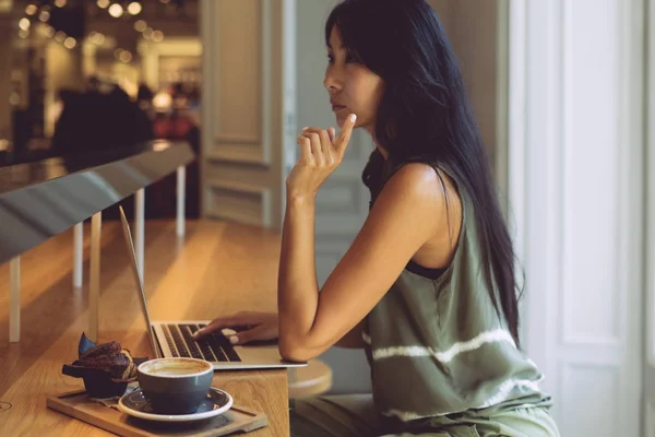 Gadis Pelajar Asia Yang Cantik Sedang Melihat Layar Komputer Portabel — Stok Foto