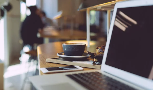 Una Taza Café Teléfono Móvil Portátil Abierto Una Mesa Madera —  Fotos de Stock