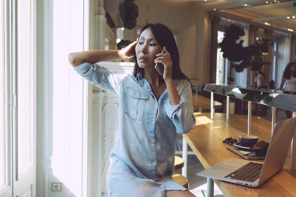 Vakker Asiatisk Forretningskvinne Med Langt Mørkt Hår Ringer Mobilen Ung – stockfoto