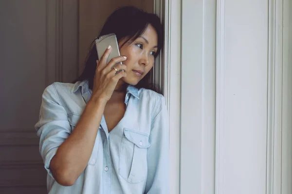 Vakker Asiatisk Kvinne Med Langt Mørkt Hår Snakker Smarttelefon Mens – stockfoto