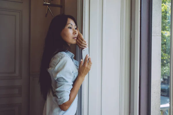 Hermosa Mujer Asiática Con Pelo Largo Oscuro Teléfono Inteligente Mano — Foto de Stock