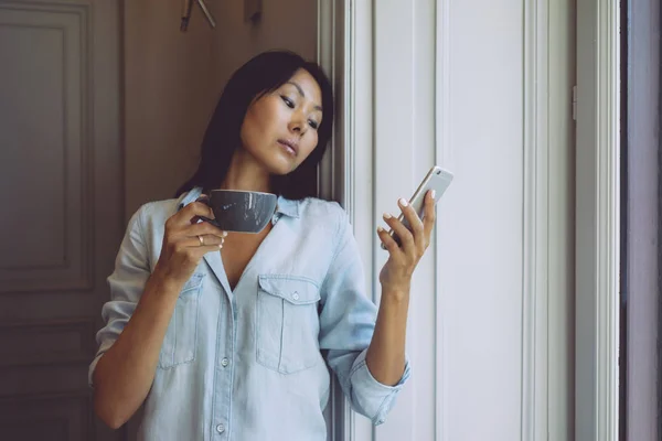 Attraktiv Asiatisk Kvinne Surfer Nettet Mobiltelefon Mens Hun Tar Pause – stockfoto