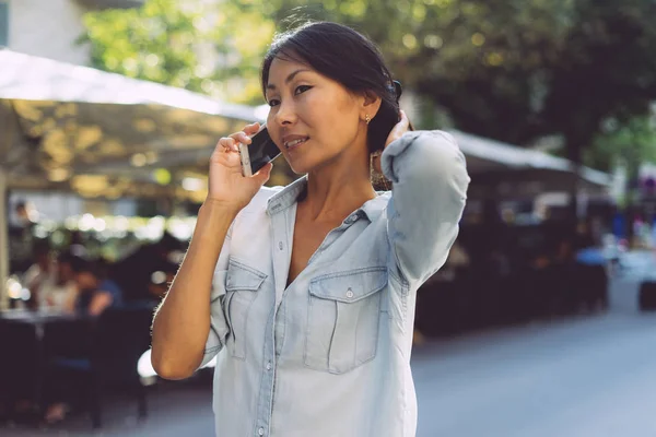 Vakker Asiatisk Kvinne Med Mørkt Hår Jeans Snakker Ved Hjelp – stockfoto