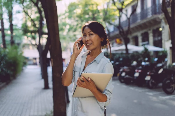 Asiatisk Forretningskvinne Blir Oppringt Smarttelefon Mens Hun Står Med Bærbar – stockfoto