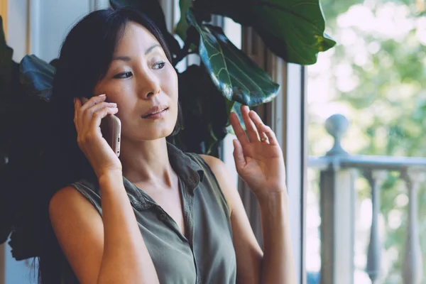 Vakker Asiatisk Kvinne Snakker Mobiltelefon Mens Hun Sitter Det Moderne – stockfoto