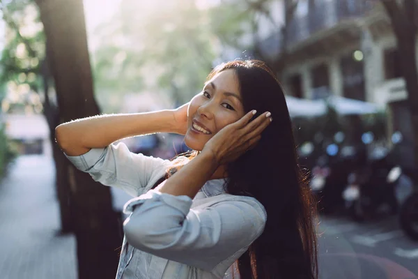 Sebuah Potret Seorang Wanita Asia Yang Cantik Dengan Rambut Gelap — Stok Foto