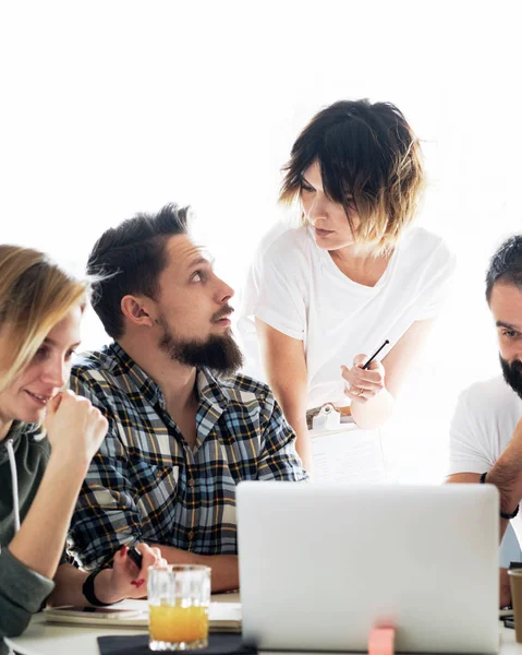 Groep Marketing Specialisten Het Lezen Van Laatste Marketing Nieuws Een — Stockfoto