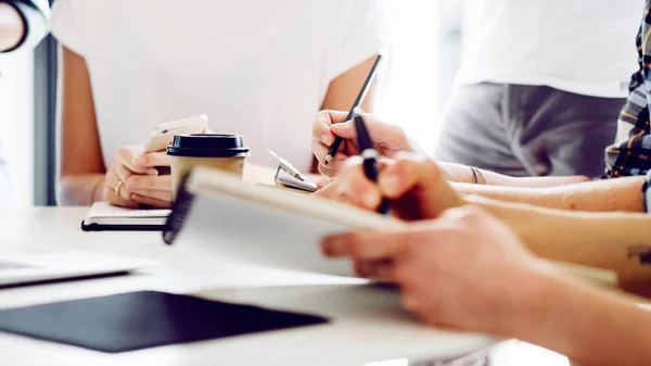 Geschnittenes Foto Vom Coworking Team Meeting Junges Business Team Arbeitet — Stockfoto