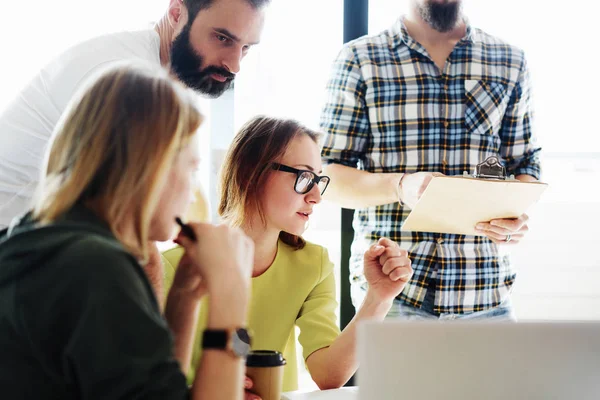 Eine Gruppe Junger Geschäftsleute Diskutiert Neue Geschäftsideen Während Eines Online — Stockfoto