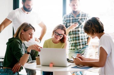 SMM uzmanları yeni ürün Promosyon pazarlama için yeni yaratıcı kavramı görüşüyorlar. Modern coworking uzayda yeni tasarım proje üzerinde çalışma grubu serbest.
