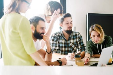 Dijital tasarımcıları yeni konsept meslektaşları ile toplantı sırasında görüşüyorlar. İş adamları yeni bir iş proje üzerinde beyin fırtınası. Grup hipsters yeni başlangıç düşünme.