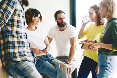 Genç ve başarılı profesyonelleri ekip iş fikirleri görüşüyorlar. Rahat kıyafet içinde modern gençlerin grup modern ortak çalışma alanı beyin fırtınası toplantısı.