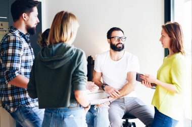 Proje yöneticileri grubu modern coworking alan beyin fırtınası. Dijital pazarlama uzmanları yeni web sitesi için fikir üretmek. Uluslararası öğrenciler sınava hazırlanıyor.