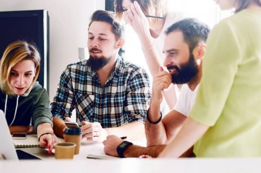 Yeni proje konsepti üzerine tüm fikirleri aşağı yazarak çalışma grubu web tasarımcıları. Yeni pazarlama tanıtım projesi toplantısı sırasında serbest beyin fırtınası.