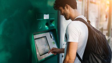 Serbest meslek sahibi adam bir otobüs yolculuğu için bilet bilet satış makinesi hafta sonu üzerinde satın alma. Self servis bilet otomat bir ekranda bilet türü seçme sırt sırt çantası ile sakallı erkek.