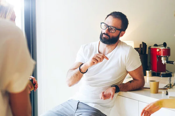 Skäggig Hipster Kille Iklädd Fritidskläder Diskuterar Senaste Nytt Med Vänner — Stockfoto