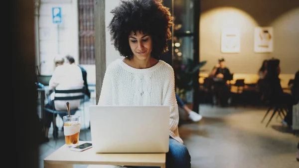 Retrato Bela Mulher Afro Americana Navegando Web Enquanto Trabalhava Computador — Fotografia de Stock