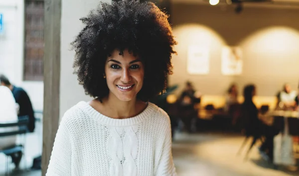 Halva Längden Porträtt Vacker Afro Amerikansk Kvinna Med Afro Hår — Stockfoto
