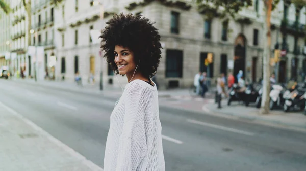 Afro Amerikansk Kvinna Lyssna Musik Hörlurar Medan Promenader Staden Med — Stockfoto