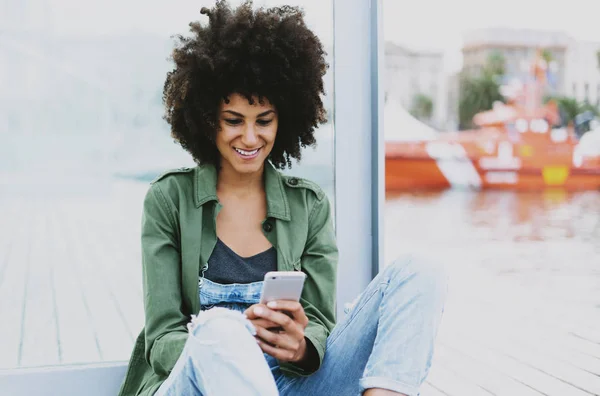 Vrolijke Aantrekkelijke Designer Vrouw Met Afro Kapsel Dragen Jeans Amerikaanse — Stockfoto