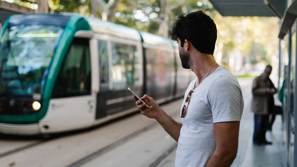Homem Barbudo Com Mensagem Texto Cabelo Escuro Telefone Celular Enquanto — Fotografia de Stock