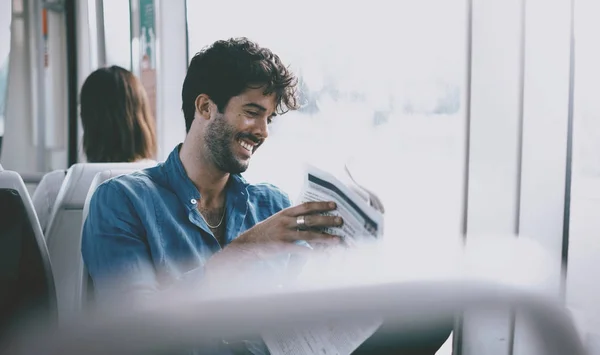 Jovem Modelo Olhar Cara Lendo Jornal Enquanto Sentado Bonde Cidade — Fotografia de Stock