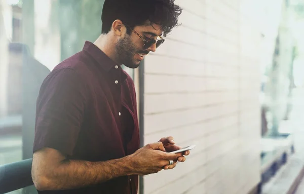 Stilig Skäggiga Freelancer Bär Snygga Solglasögon Läser Meddelanden Visning Smartphone — Stockfoto