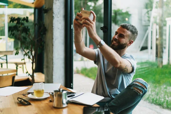 Talentfull Designer Som Prøver Finne Konseptplan Det Nye Prosjektet Mens – stockfoto