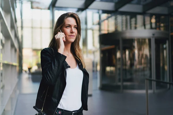 Giovane Imprenditrice Femminile Sta Parlando Dallo Smartphone Mentre Piedi Sulla — Foto Stock