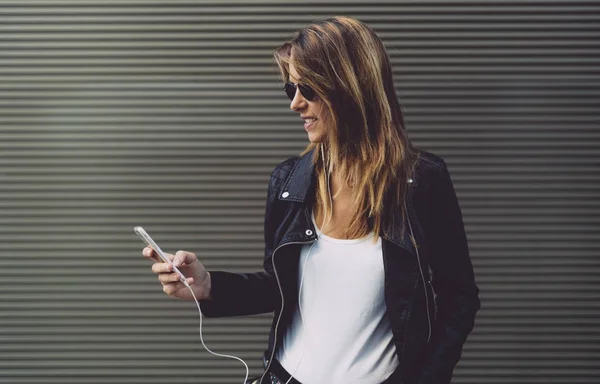 Stylisches Hipster Mädchen Das Auf Dem Handy Chattet Während Vor — Stockfoto
