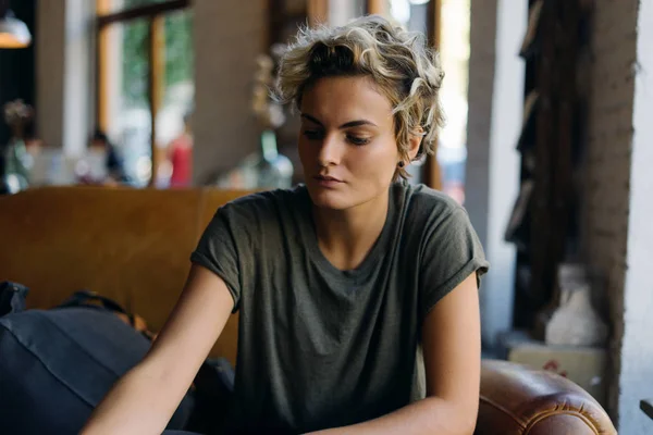 Porträtt Unga Vackra Tomboy Flicka Klädd Khakifärgad Shirt Tittar Nedåt — Stockfoto