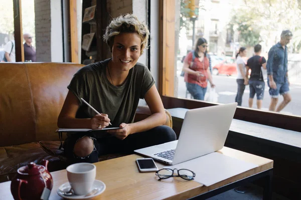 Das Süße Tomboy Mädchen Lächelt Die Kamera Während Einem Modernen — Stockfoto