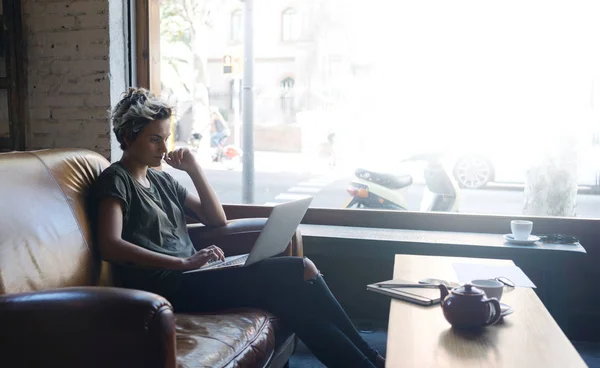 Blond Hipster Tjej Läser Post Skärm Modern Bärbar Dator Medan — Stockfoto