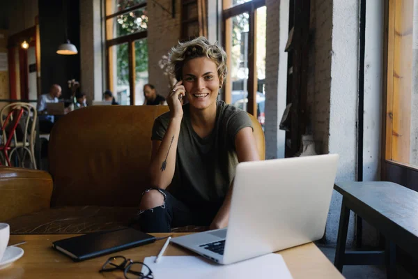 Zakenvrouw Gaat Door Een Mobiele Telefoon Zittend Een Koffieshop Blonde — Stockfoto