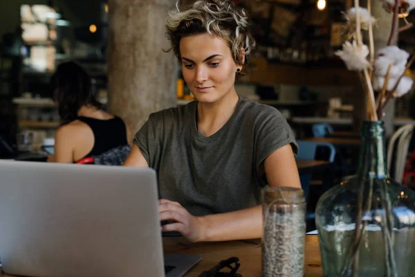 소식통 카페에 앉아있는 휴대용 컴퓨터의 화면에서 뉴스를 있습니다 여자는 현대적인 — 스톡 사진