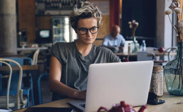 Młody Atrakcyjny Kaukaski Kobiece Noszenie Okularów Jest Pisanie Wiadomości Laptop — Zdjęcie stockowe