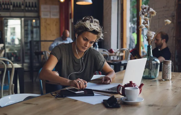 Freelancer Kobieta Jest Pracy Przestrzeni Coworkingowej Nowoczesne Blond Kobieta Siedzi — Zdjęcie stockowe