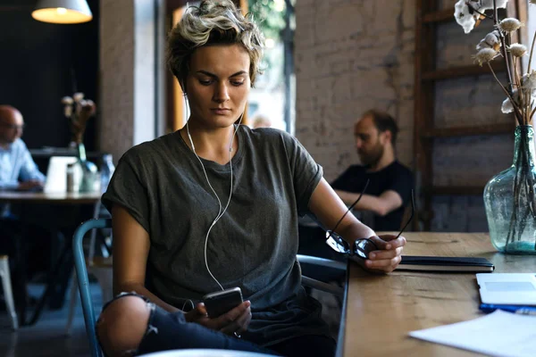 Chica Estudiante Atractiva Está Escuchando Música Través Aplicación Teléfono Inteligente —  Fotos de Stock